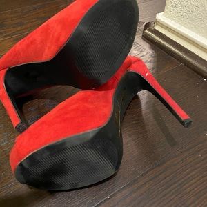 Red peep pump